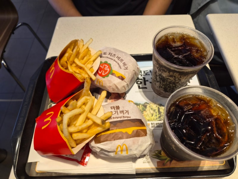 맥런치 메뉴 추천! 토마토 치즈 비프버거 vs 더블 불고기버거(+ 맥도날드 칼로리표)