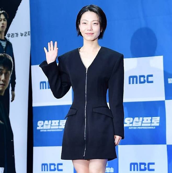 서울대 출신 전교 1등이 39살에 배우 데뷔? '지옥' 박정자 역 김신록의 소름 돋는 반전 엘리트 ....