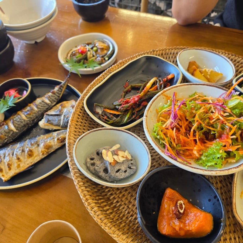 [부산 기장 맛집] 한다솥 기장점, 깔끔한 솥밥 소담한상 생선구이 미역국 전복장 후기 (내돈....