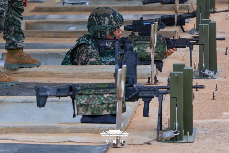 대통령이 쏜 총 병사들은 본적도 없다는 논란과...드론 잡을 조준경 설치 안되는 노후화된 K2 ....