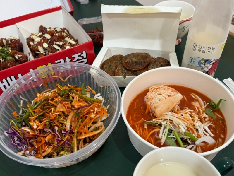 강릉 중앙시장 먹거리: 베니닭강정, 인생물회, 오징어순대나라, 버드나무브루어리