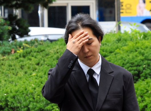 송민호, 오늘 법정에 증인으로 섰다…돈 빌려준 것도, 낚시 간 것도 인정했는데 "대가는 아니....
