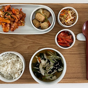 영양사:) 단체급식메뉴_ 오징어돈육두루치기 / 참외오이냉국 / 잡채어묵볶음