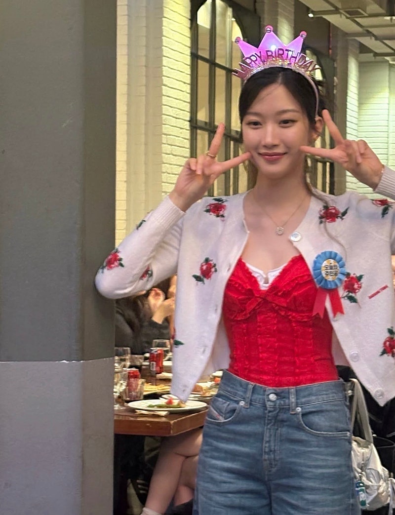 문가영 생일파티룩 정보! 아이유·아일릿 원희도 입은 100만원대 슈슈통 장미 가디건 & 다미아....
