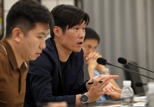 <b>박지성</b> 혁신위, 축구회장 <b>선거</b> 연기