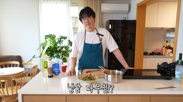 "오늘 밤 야식 고민 끝! 성시경이 알려주는 초간단 냉삼 파무침 레시피"