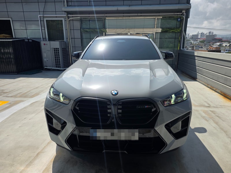 신카 전시장에 입고된 BMW X6 M Competition / 중고차 구매, 판매 및 수출은 중고차 수출 기업 신카....