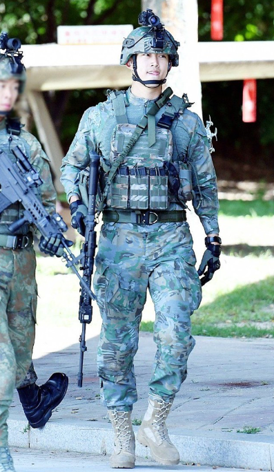 옥택연 유부남이었어? 김부장 절친으로 나온 군복핏 반전