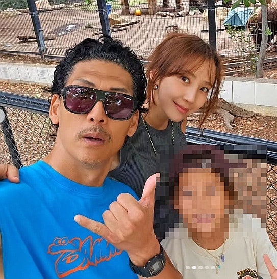 요즘 화제인 god 박준형 와이프 미모... 14살 연하 승무원 출신의 위엄