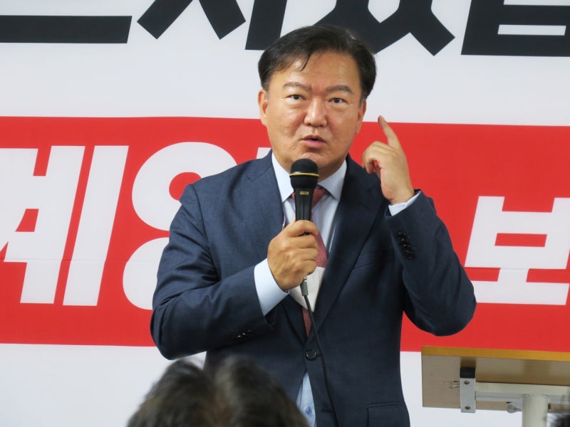 민경욱 전 의원, 부정선거 강연 중 갑자기 쓰러져… “뇌출혈 긴급수술 후 의식불명”