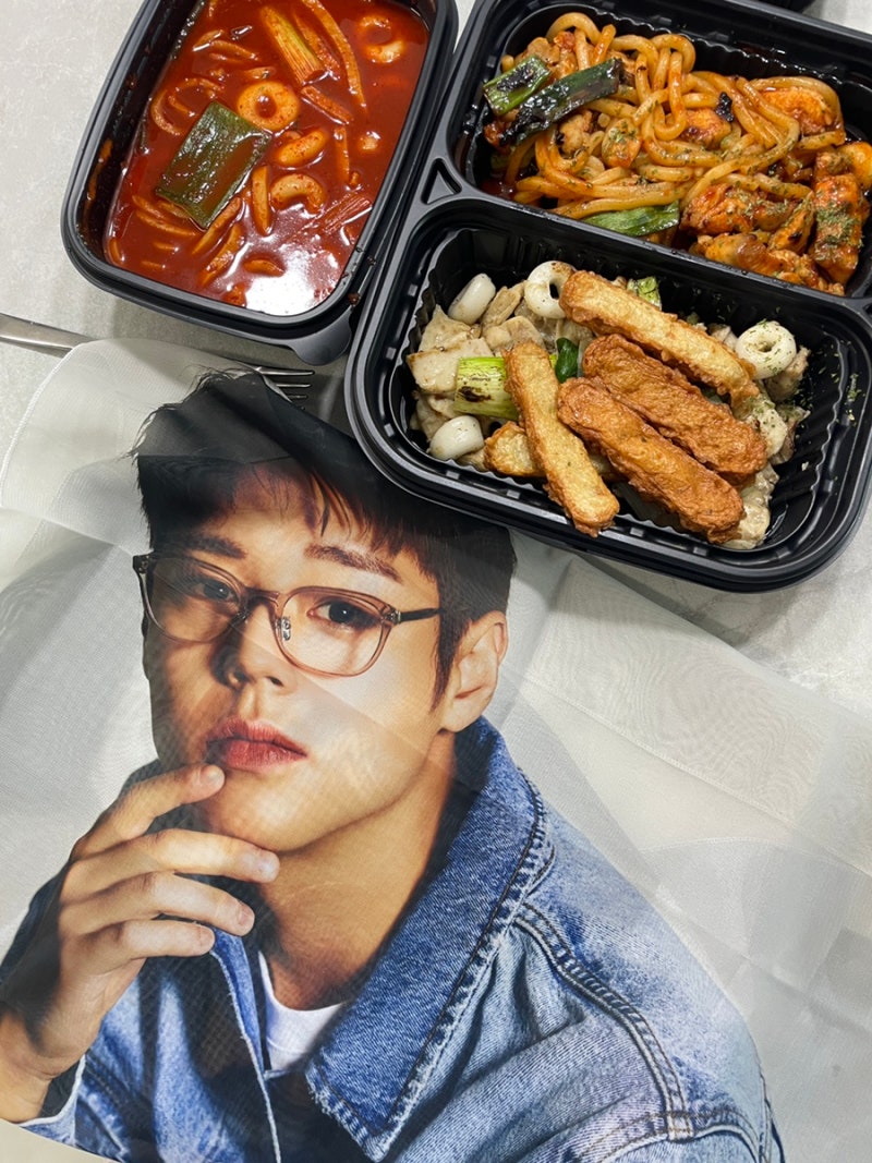 박지훈 | [내돈내산] 기영이숯불 두마리치킨 | 랜덤 패브릭 포스터 | 대면 팬사인회 응모방법
