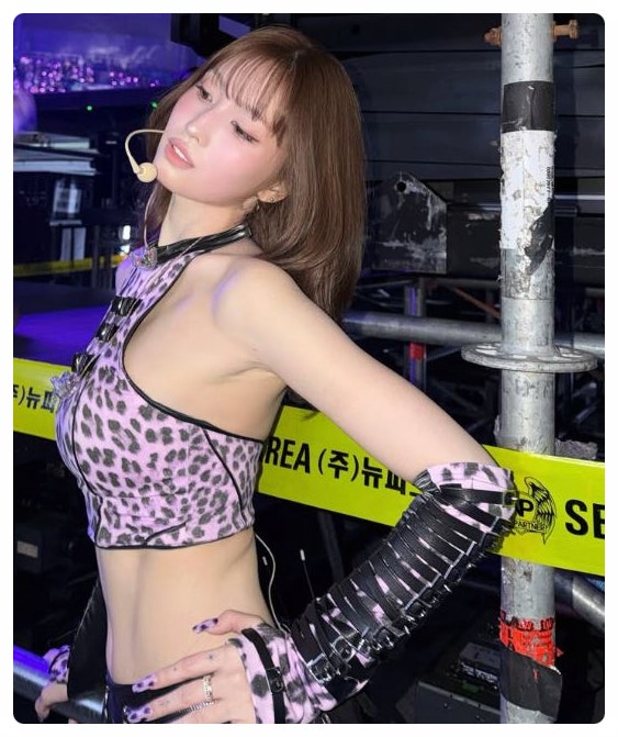 TWICEモモ、アンコールコンサートのピンクヒョウ柄ルック、圧倒的なプロポーションと完璧なスタイルに注目