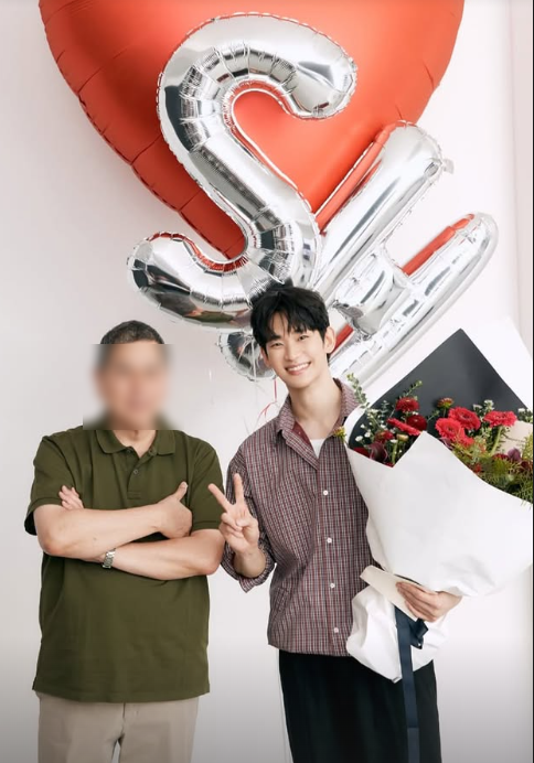 환하게 웃었지만 달라진 얼굴선…김수현 복귀 사진에 팬들 걱정