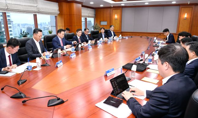 '쥐꼬리 이자' 놔두고 <b>예탁금</b>만 <b>상향</b>...이게 <b>레버리지</b> ETF... 