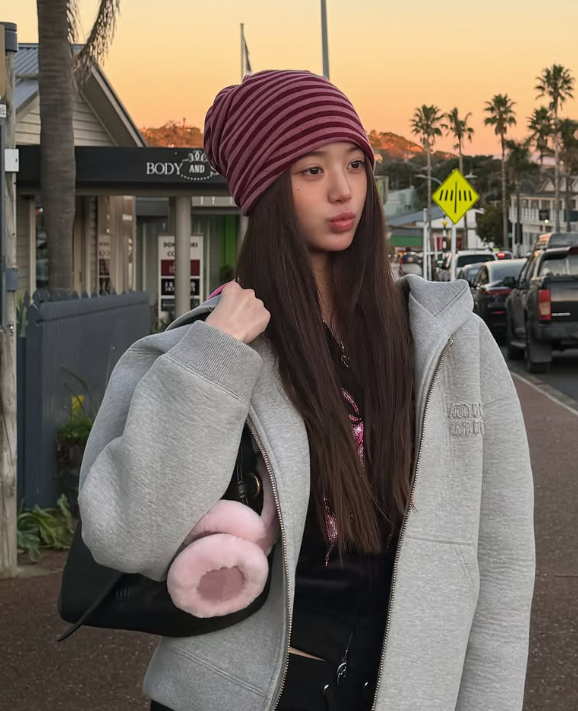 장원영 이즈 뭔들? 팔짱 하나도 논란이 됐다