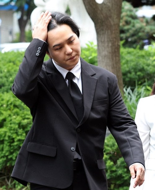 검은 정장 입고 법정에 선 송민호, 대체 무슨 일이 있었길래?