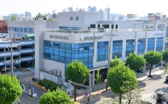 [속보] <b>청주시의</b>원 아동... 경찰, <b>청주시의회</b> 전격 <b>압수수색</b>