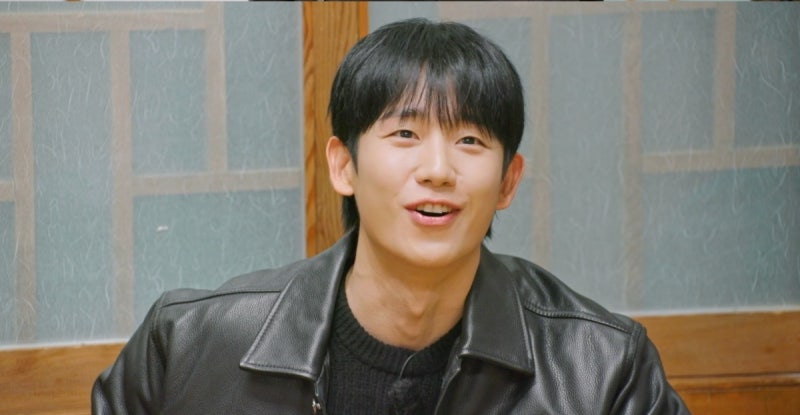 Fans Touched by Reliable Friend Jung Hae-in's Support for Kim Soo-hyun's Surprise Comeback