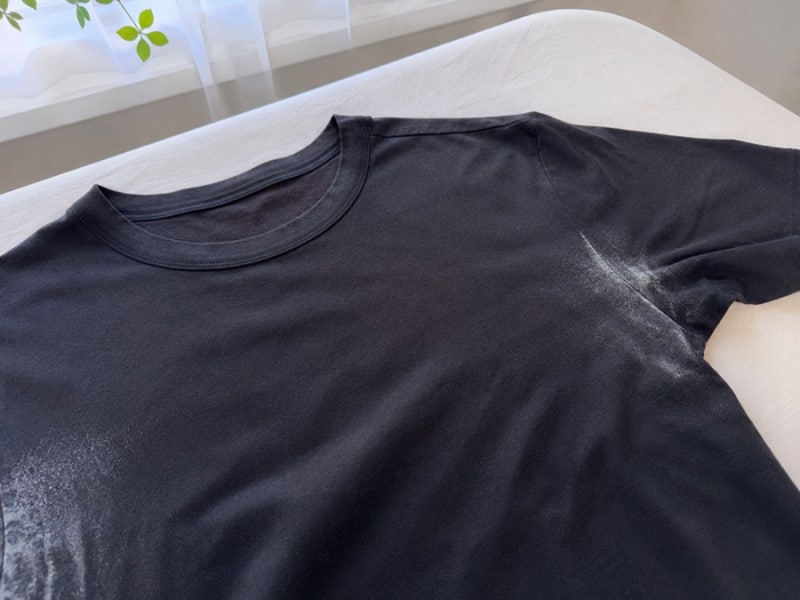 검은 옷 땀자국 지우는 법, 하얗게 남은 선크림 얼룩 세탁해봤어요