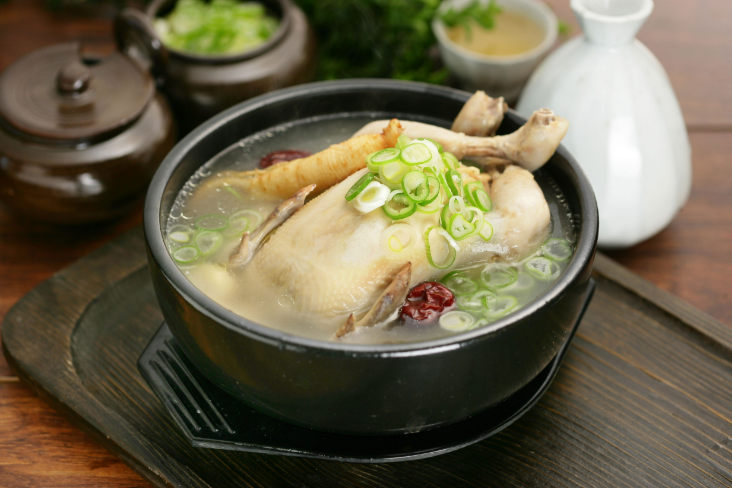 실패 없는 복날 삼계탕 맛있게 끓이는법, 비린내 잡는 닭 손질과 국물 간 맞추기 비법