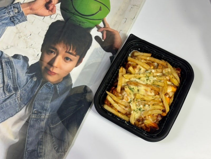 기영이 숯불두마리치킨 박지훈 포스터 오지치즈 매운맛 맵기