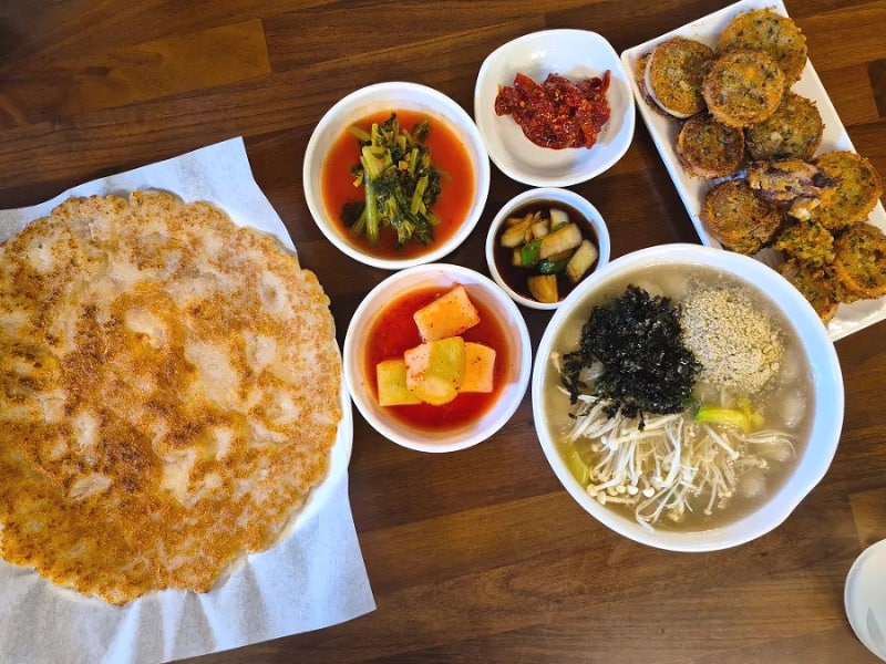 속초 중앙시장 맛집 감자골 감자옹심이, 감자전과 오징어순대까지 맛있었던 곳