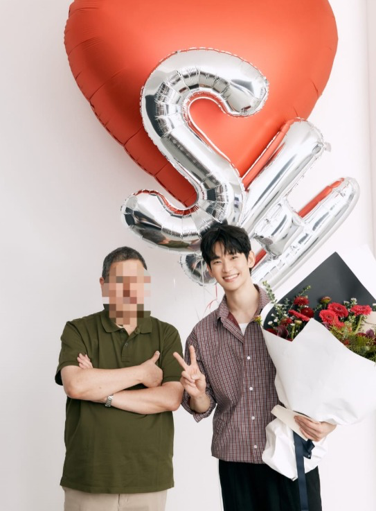 김수현 복귀 현장 환한 미소, 1년 4개월 만의 벤치 광고 촬영 근황