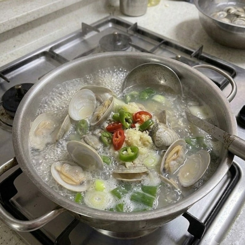 7월 제철 백합탕 시원하게 끓이는 법 (칼국수 사리 필수!)