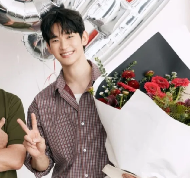 김수현 1년 4개월 만에 복귀, 필리핀 브랜드 화보 속 수척해진 근황 포착