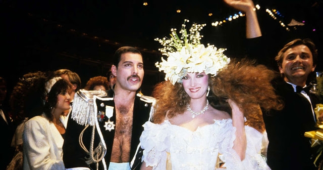 프레디 머큐리(Freddie Mercury)가 1985년 패션 에이드 행사에서 배우 제인 시모어(Jane Seymour)와 "결....