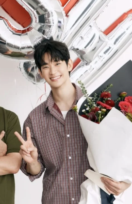 1년 4개월 만에 포착된 김수현, 꽃다발 들고 환한 미소 (복귀 근황)