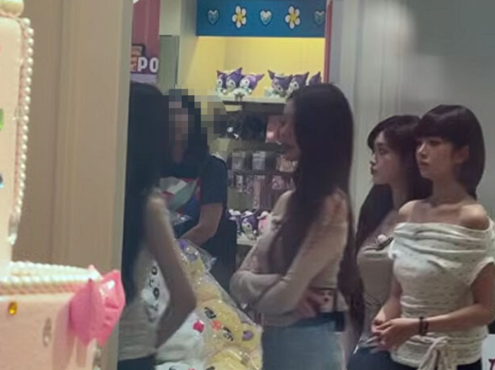 장원영, 공항 이어 에버랜드 팔짱 논란…관계자 설명 듣는 태도 두고 갑론을박