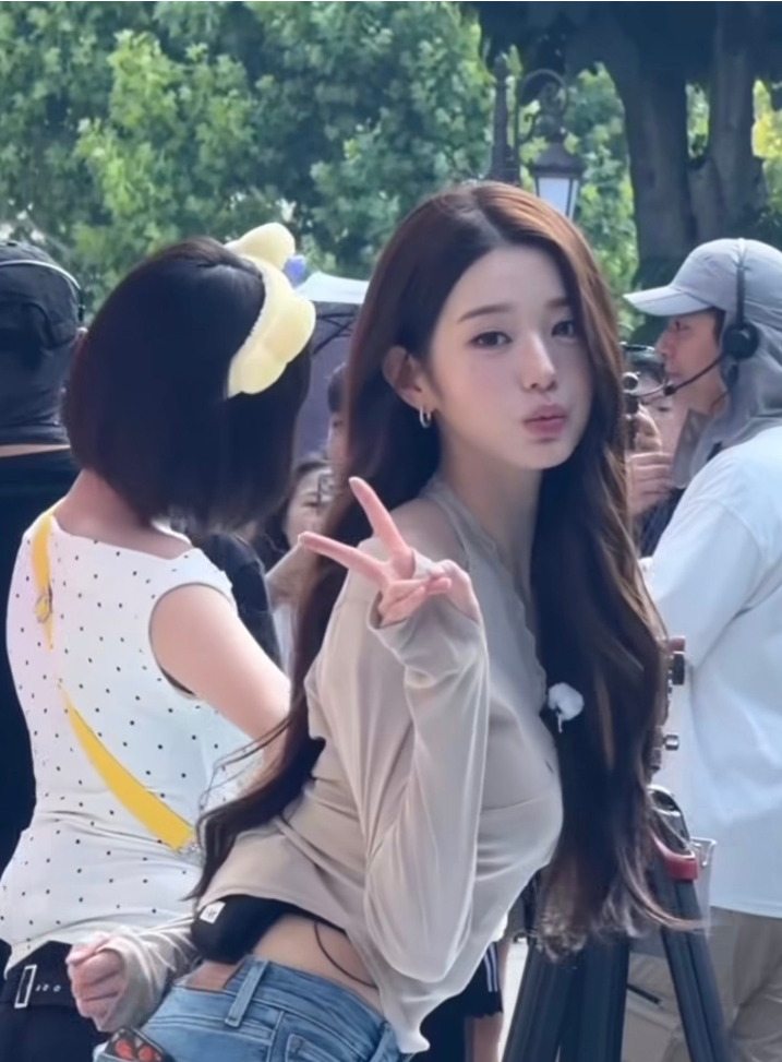 탑스타라 감당해야 한다? 장원영 놀이공원 목격담 뒤에 숨겨진 잔인한 대중의 심리