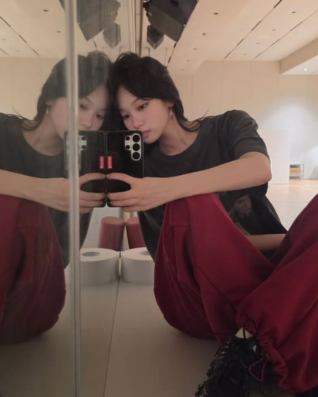 르세라핌 채원 사복패션 정보: 트레이닝 팬츠 코디와 나이키 운동화