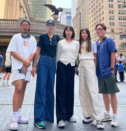 다섯 식구의 환한 미소, 윤종신·전미라 가족의 반가운 근황