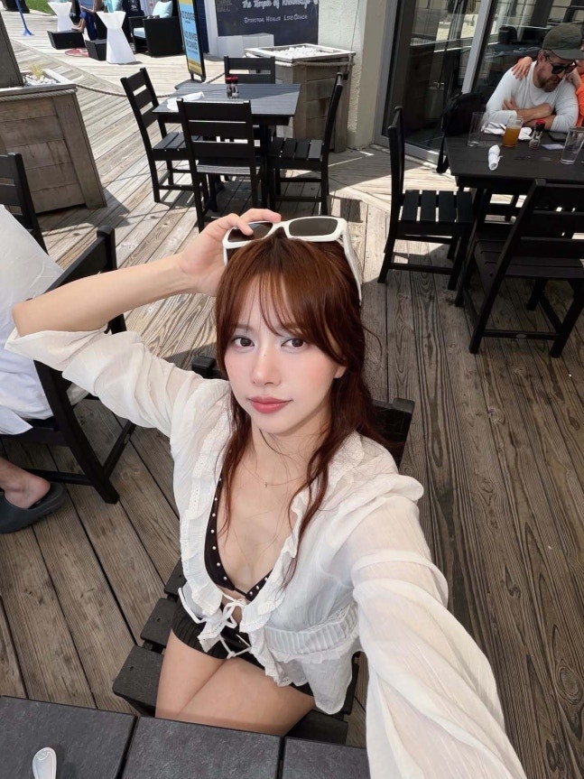 배우 한보름, 해변을 발칵 뒤집은 비키니 자태! 블루 섀도 메이크업도 찰떡 소화한 비결은 무....