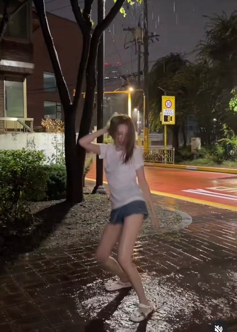 선미 신은 크록스 클래식 발레 여성 플랫슈즈, 블랙 화이트 직접 신어보니 데일리 신발로 괜....