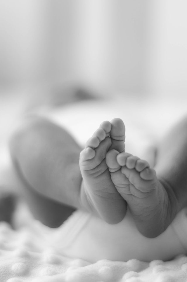 아기 발가락 살결 껍질 하얗게 벗겨질 때 소아 발 무좀 한포진 원인 구별법 항진균 연고 사용....