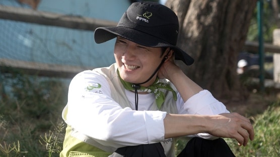 정일우, 학교 대신 쓰레기산 오르는 8살 소녀와 거리의 아이들 현실 마주하다 ('바다 건너 사....