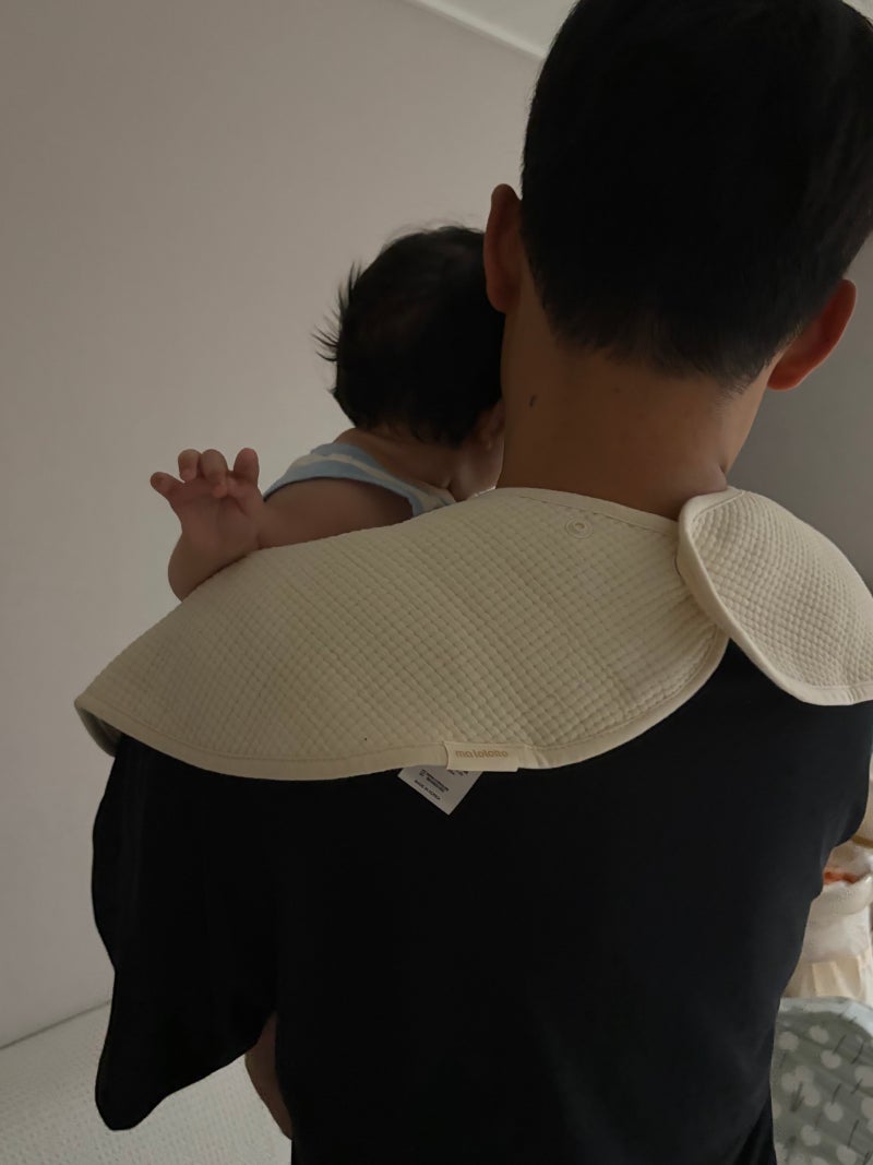 [엄마턱받이] 맨날 게우는 아기 필수템 ‘마롤로뜨 롤링 수유턱받이 앞치마’