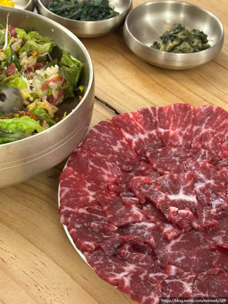 용산역 한우 육회 말방국밥 한우육회비빔밥 양지오드레기 숯불막창순대 한우뭉티기