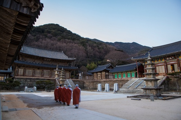 절에 가는 꿈 사찰 꿈 부처님을 보는 꿈 해몽 상황별 해석 풀이
