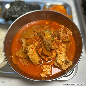 돼지고기 김치찌개 만드는 법 | 찌개용 목살 김치찌개 레시피 (feat. 사골육수)