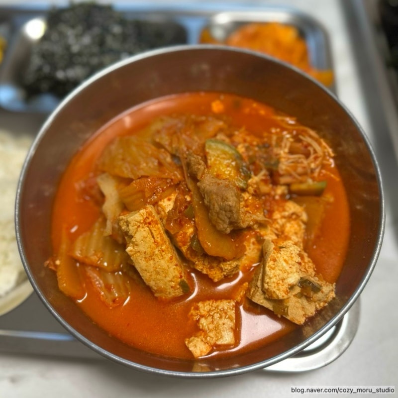돼지고기 김치찌개 만드는 법 | 찌개용 목살 김치찌개 레시피 (feat. 사골육수)