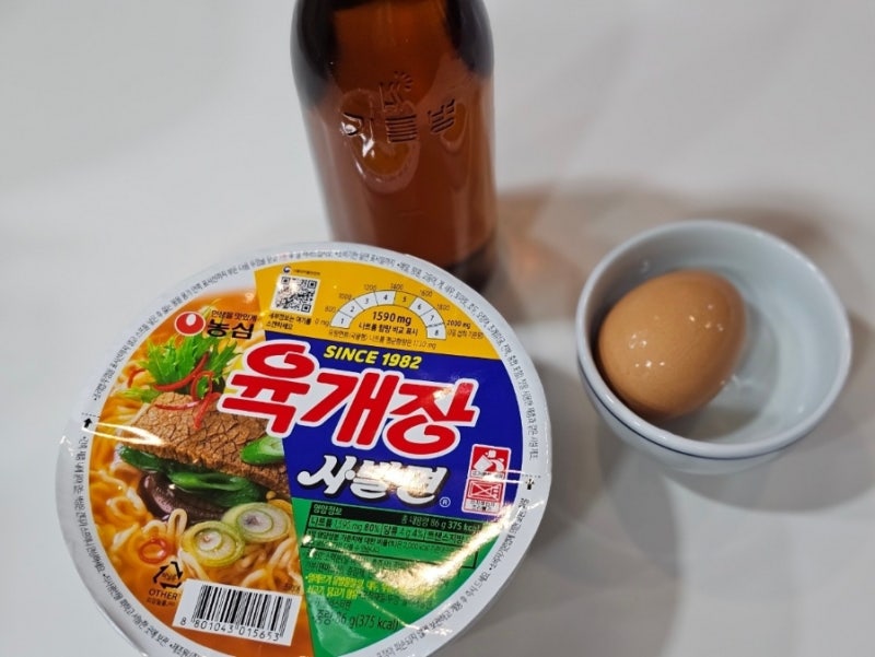 농심 육개장 사발면 이색 레시피 [ 육개장 사발면 비빔면 만들기 ] 참기름에 달걀만 있으면 ....