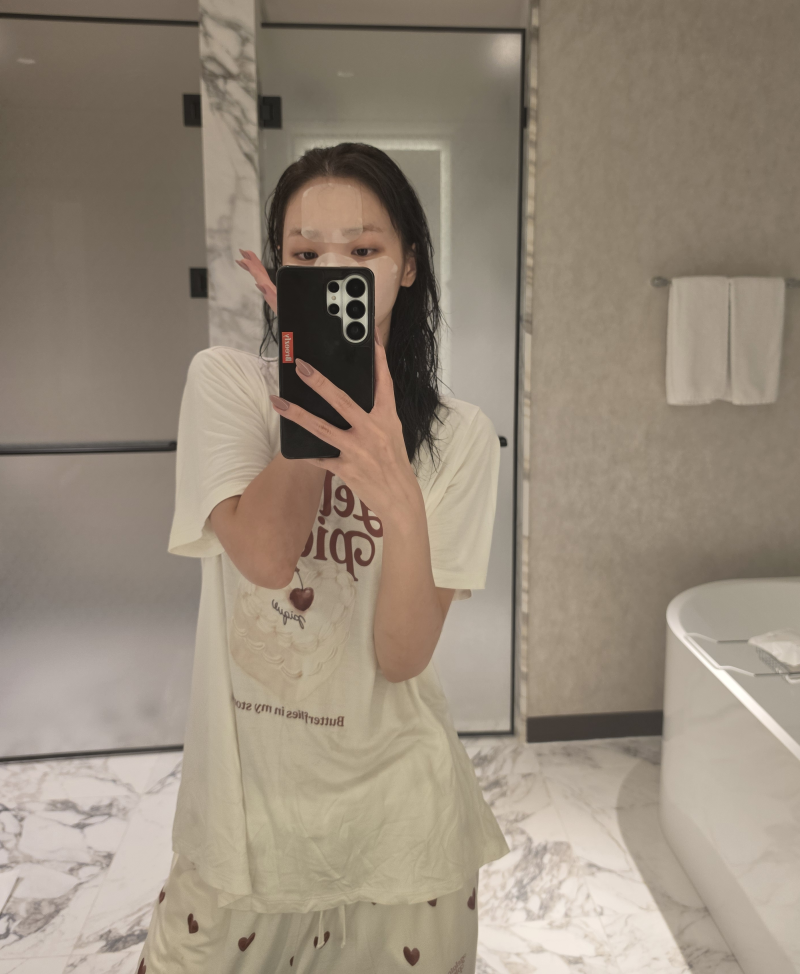 LE SSERAFIM Kim Chaewon's Weverse Fashion: Short-Sleeved T-shirt & Pants Details, Plus Gelato Pique Summer Cool Sleepwear