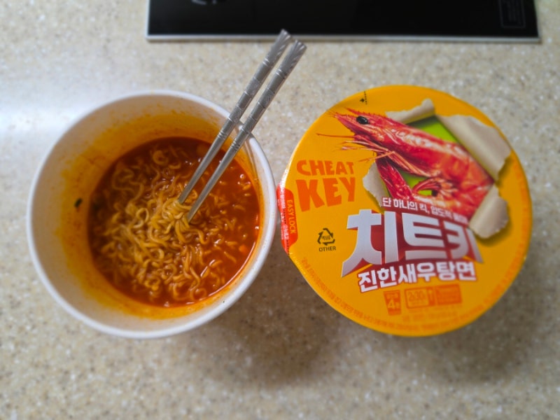 오뚜기에서 새로 나온 컵라면 치트키 진한새우탕면 취향저격 후기