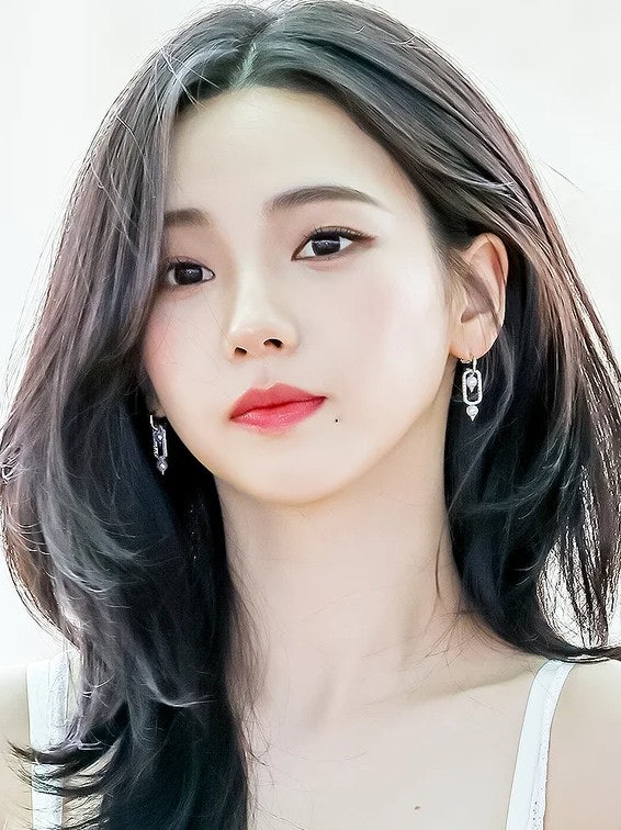 aespa Karina 全白機場時尚前往東京…連紅唇都散發優雅氛圍