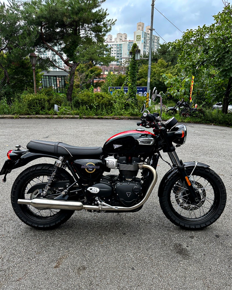 트라이엄프 본네빌 T100 신코 E705 타이어 교환 작업