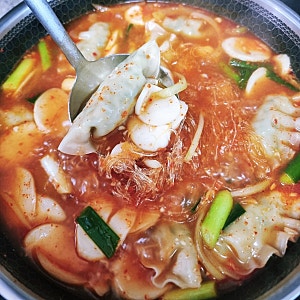당면 넣은 얼큰 떡만두국 끓이는 법 계란까지 넣어 든든한 한 끼 메뉴